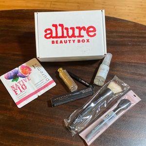 ❤️NWT Allure Beauty Box